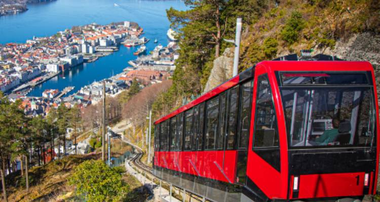 Un chemin de fer funiculaire surplombant une ville côtière.