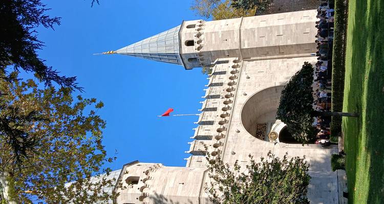 Une porte de château historique avec un drapeau turc.