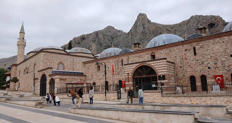 Bâtiment historique avec plusieurs dômes et des visiteurs.