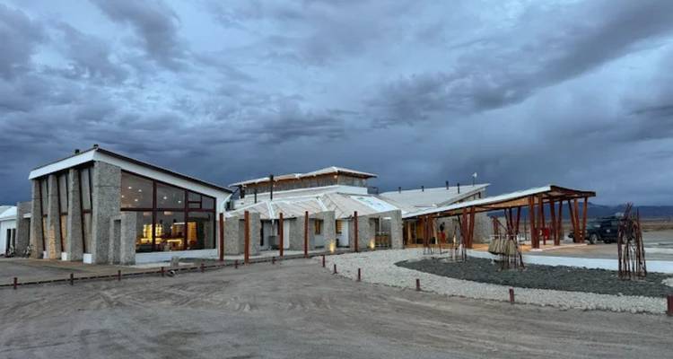 Building with modern architecture under a cloudy sky.
