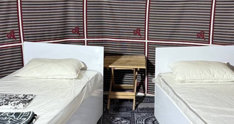 Hotelzimmer mit einem großen Bett, minimaler Dekoration und natürlichem Licht.