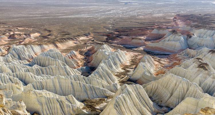 Luftaufnahme der zerklüfteten Landschaft des Yangykala-Canyons.