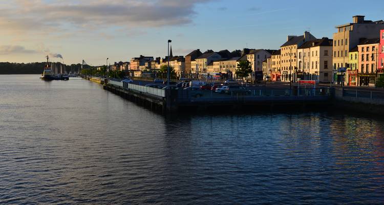 Die farbenfrohen Flussuferbauten von Waterford erstrahlen im sanften Abendlicht.