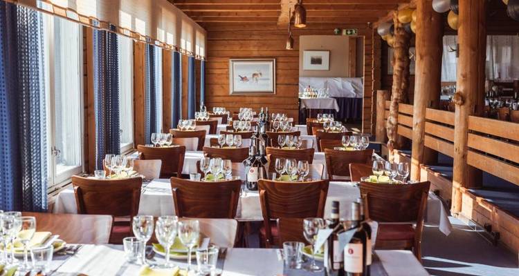 Configuration élégante de restaurant avec du vin et des tables organisées.