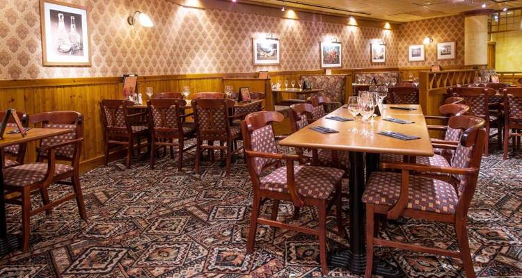 Intérieur de restaurant rustique avec mobilier en bois.