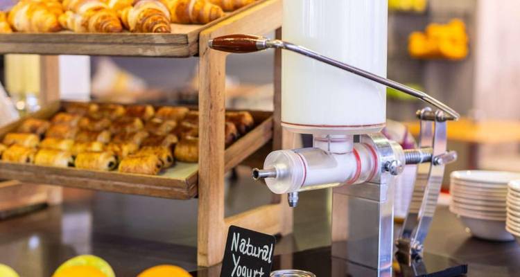 Buffet petit-déjeuner avec pâtisseries et fruits.