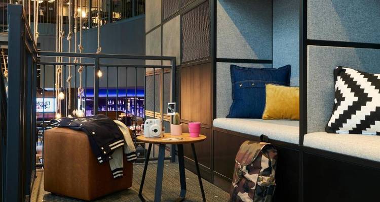 Espace salon d'hôtel avec sièges et décoration.