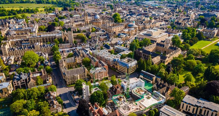 Aerial view of historic Oxford with university buildings and parks.