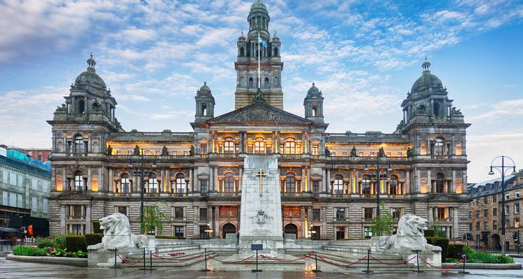 Stattliches historisches Gebäude mit Löwenstatuen und einer prächtigen Fassade.