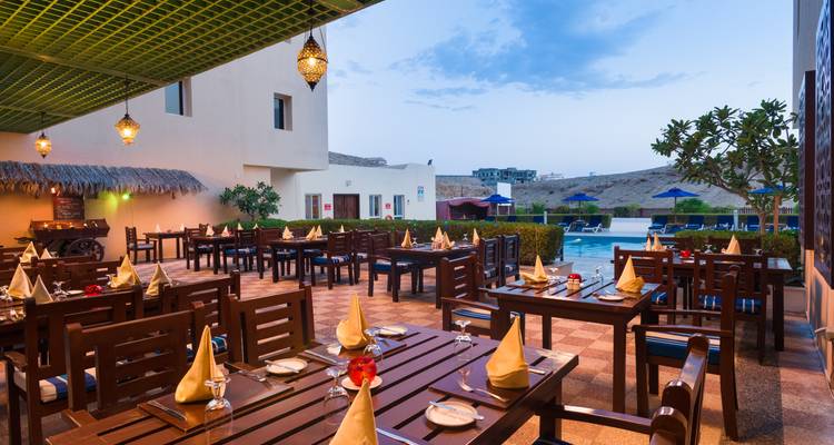 Außenbereich zum Essen in einem Resort mit Blick auf den Pool.