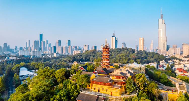 Stadtbild von Nanjing mit historischer und moderner Architektur.