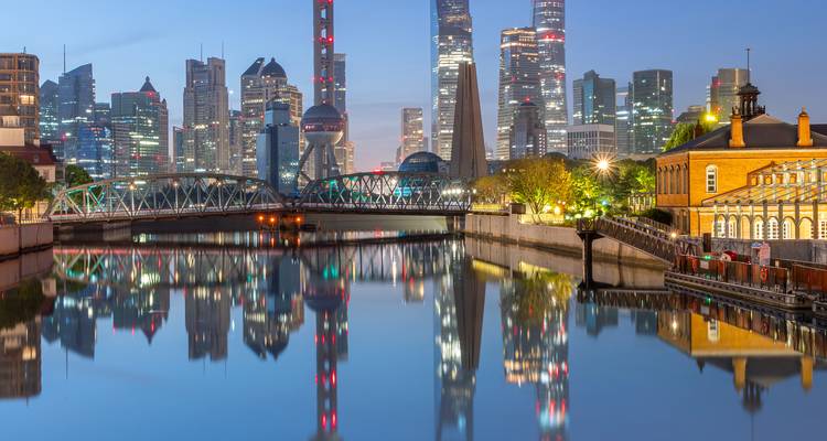 Nachtansicht der Skyline von Shanghai mit beleuchteten Gebäuden.