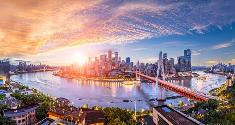 Panoramablick auf die Skyline von Chongqing bei Sonnenuntergang.