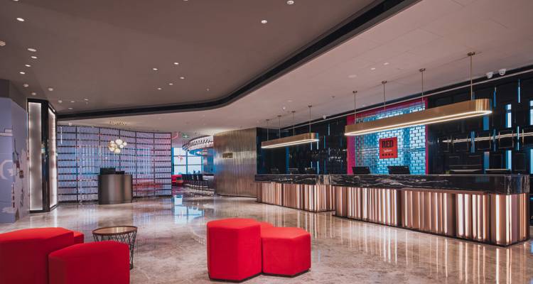 Hotellobby mit stilvollem Design und Rezeptionstresen.