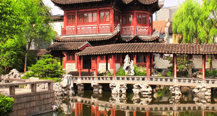 Traditionelle chinesische Architektur mit einem Spiegelteich.