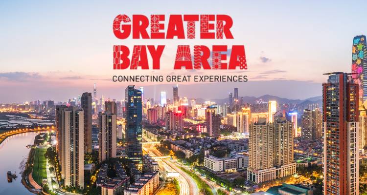 Stadtskyline mit einer Textüberlagerung, die die Greater Bay Area bewirbt.