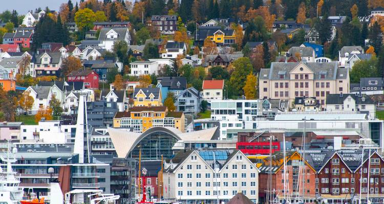 Maisons colorées dans un cadre urbain vibrant.