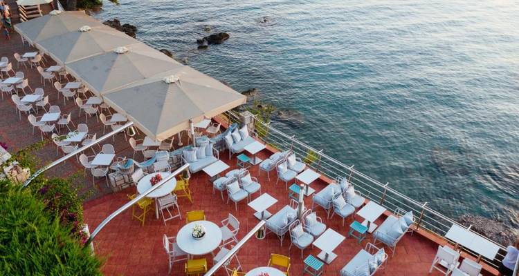Restauration en terrasse avec vue sur la mer.