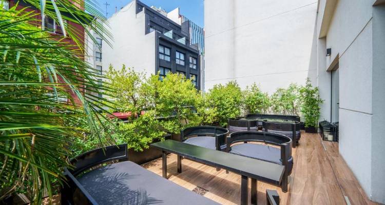 Urbane Dachterrassen-Lounge mit Begrünung und offenen Sitzgelegenheiten.