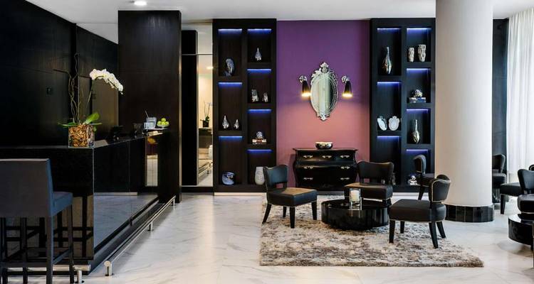 Stilvolle Hotellobby mit modernem Dekor und Kunstwerken.