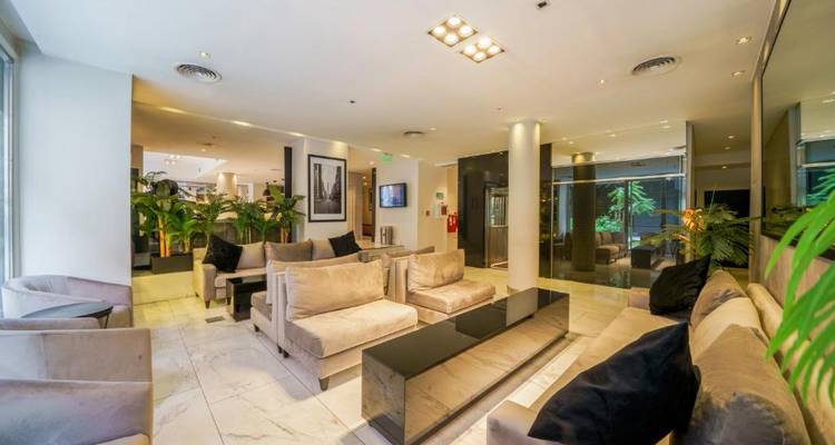 Hotellobby mit elegantem modernem Design und bequemen Sitzgelegenheiten.