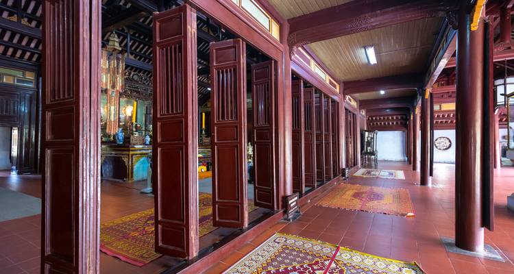 Inneres einer traditionellen hölzernen Pagode.