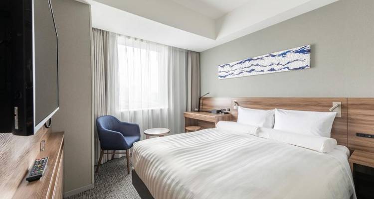 Chambre d'hôtel avec décoration moderne et un bureau