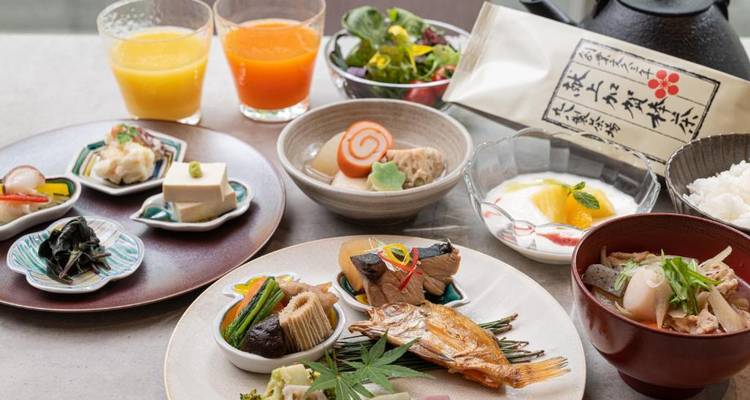 Repas japonais traditionnel avec divers plats