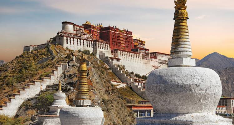 Palacio de Potala en Lhasa bajo un cielo dramático.