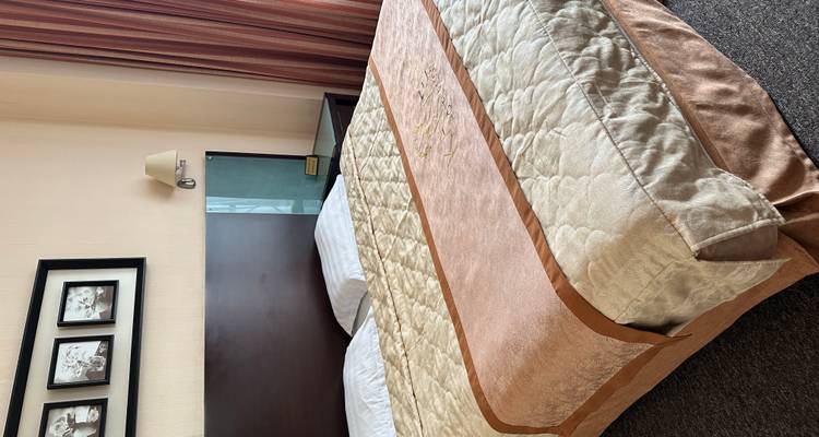 Hotelkamer met een comfortabel bed en uitzicht door het raam.