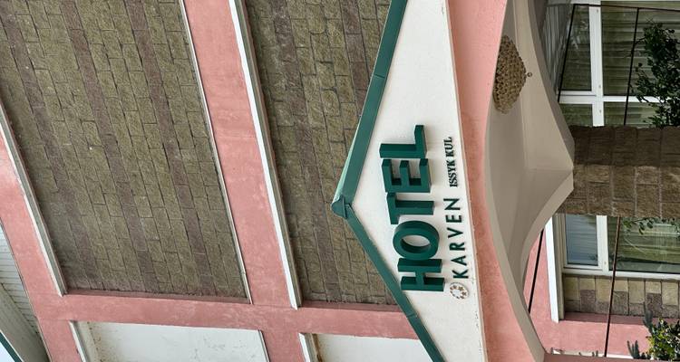 Hotelfassade mit Schild „Hotel Karven Issyk Kul".