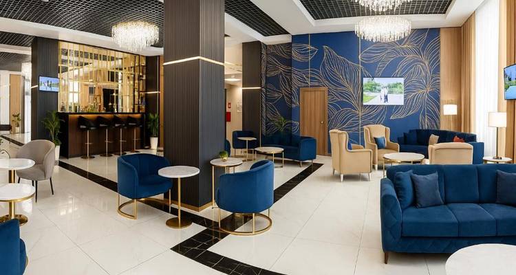 Salon élégant avec des agencements de sièges bleus et blancs.