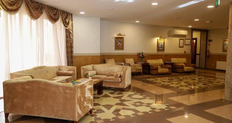 Hotellobby mit klassischen Sitzgelegenheiten und detailliertem Bodenbelag.