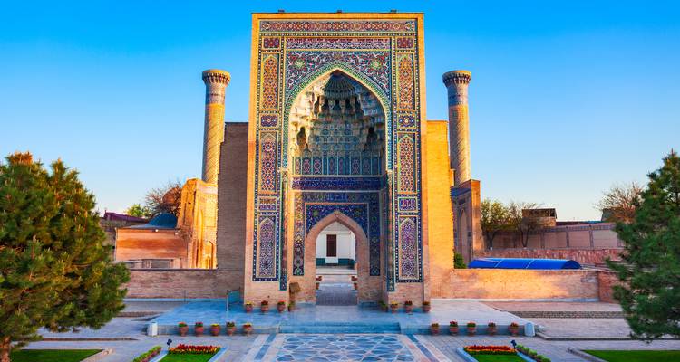 Entrada de la Madraza Sher-Dor con azulejos detallados.