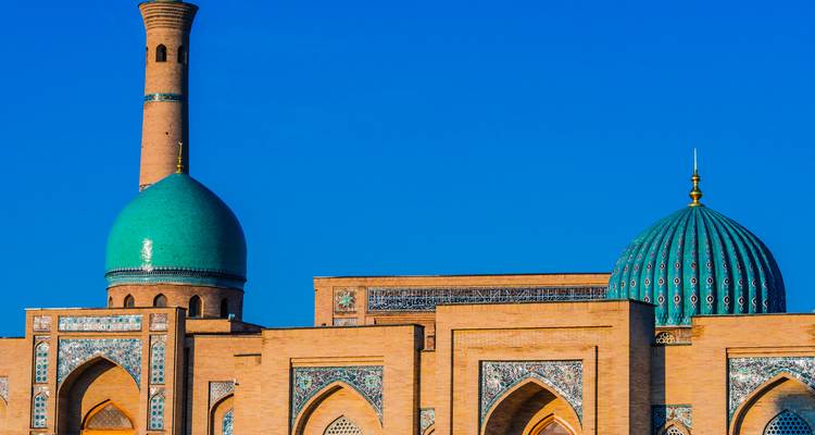 Detalle arquitectónico de las cúpulas y minarete de una mezquita.