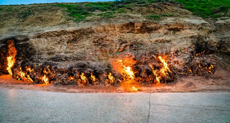 Fuego de gas natural ardiendo en una ladera.