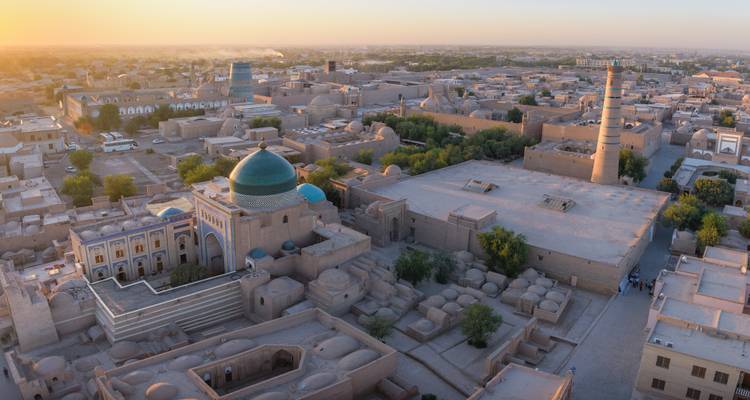 Paisaje urbano de Khiva con edificios históricos y minarete.