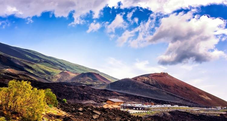 Vue paysagère dramatique du terrain volcanique de l'Etna avec un ciel dégagé.
