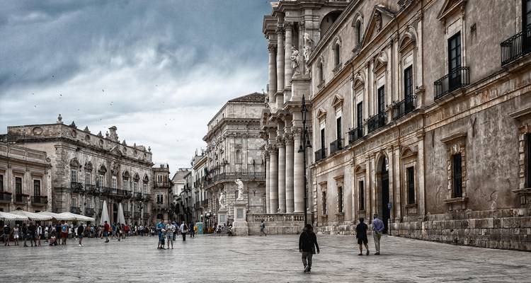 Place historique avec architecture classique visitée par les gens.