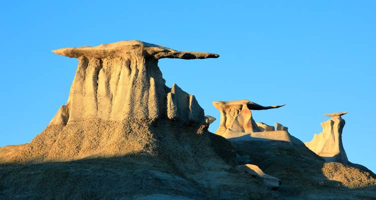 Formations de grès érodées dans un environnement désertique.