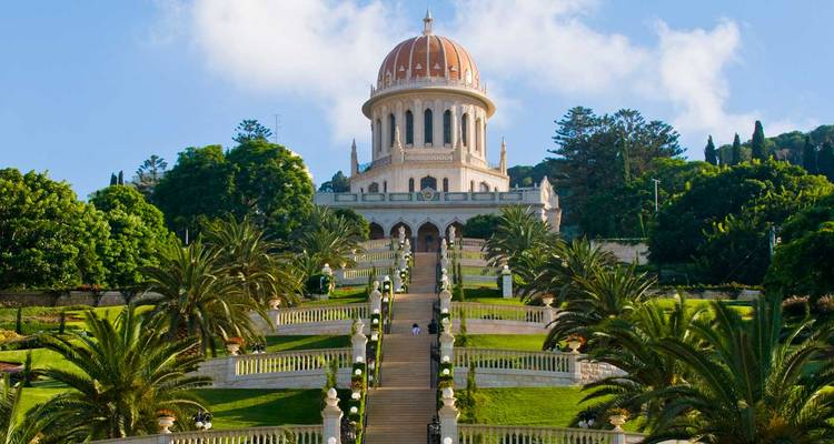 Jardines Baháʼí con vegetación en terrazas en Haifa.