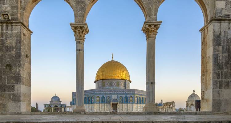 Cúpula de la Roca enmarcada por arcos.