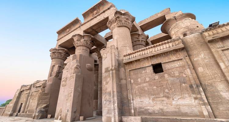 Entrée de temple avec colonnes et murs sculptés.