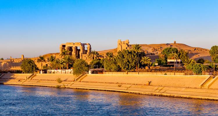 Temple de Kom Ombo avec berge au crépuscule.