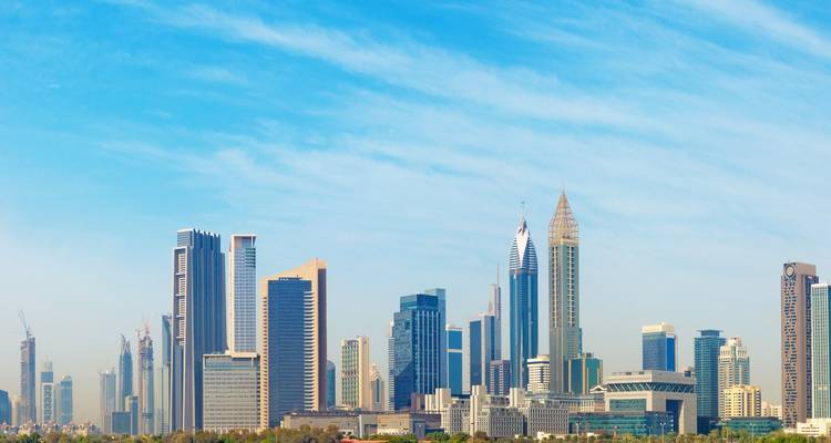 Horizonte de edificios modernos de la ciudad contra un cielo azul.