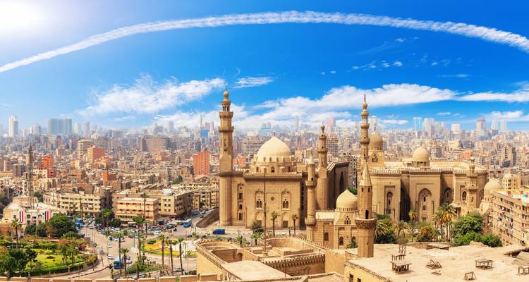 Vue panoramique du Caire, Égypte, avec mosquées et paysage urbain.
