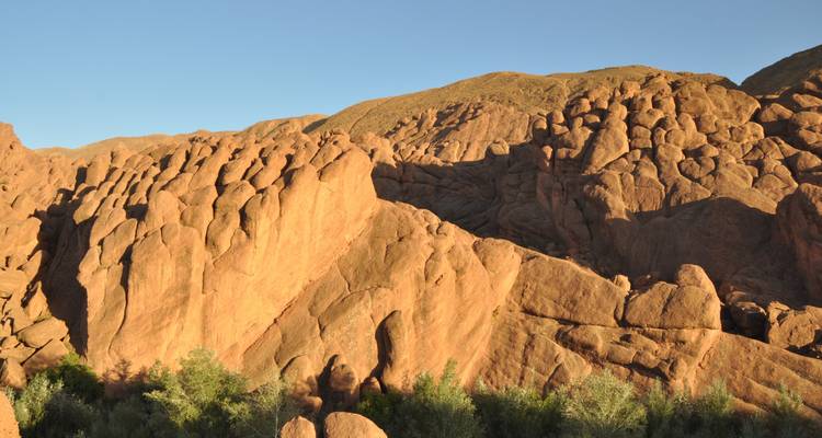 Formations rocheuses aux formes distinctives dans une vallée désertique.