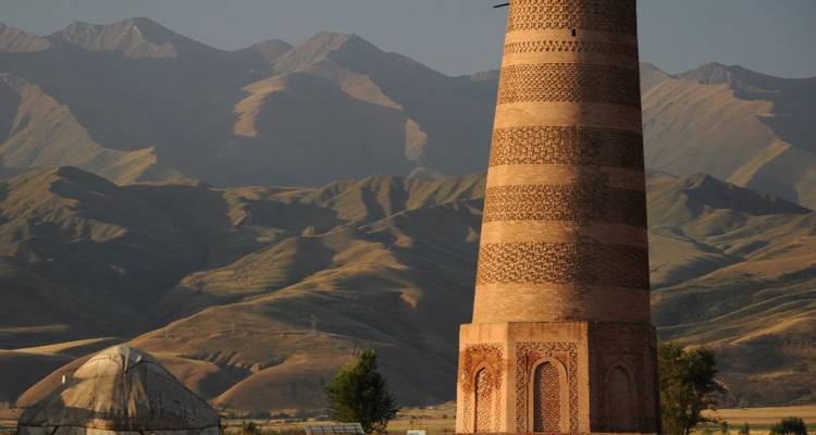 Tour historique avec des montagnes en arrière-plan.