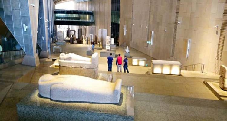 Sarkophage in der umfangreichen modernen Galerieräumen des Großen Ägyptischen Museums ausgestellt.