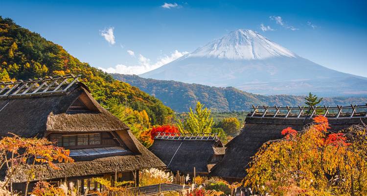 Traditioneel dorp met rieten daken met Mount Fuji op de achtergrond tijdens de herfst.